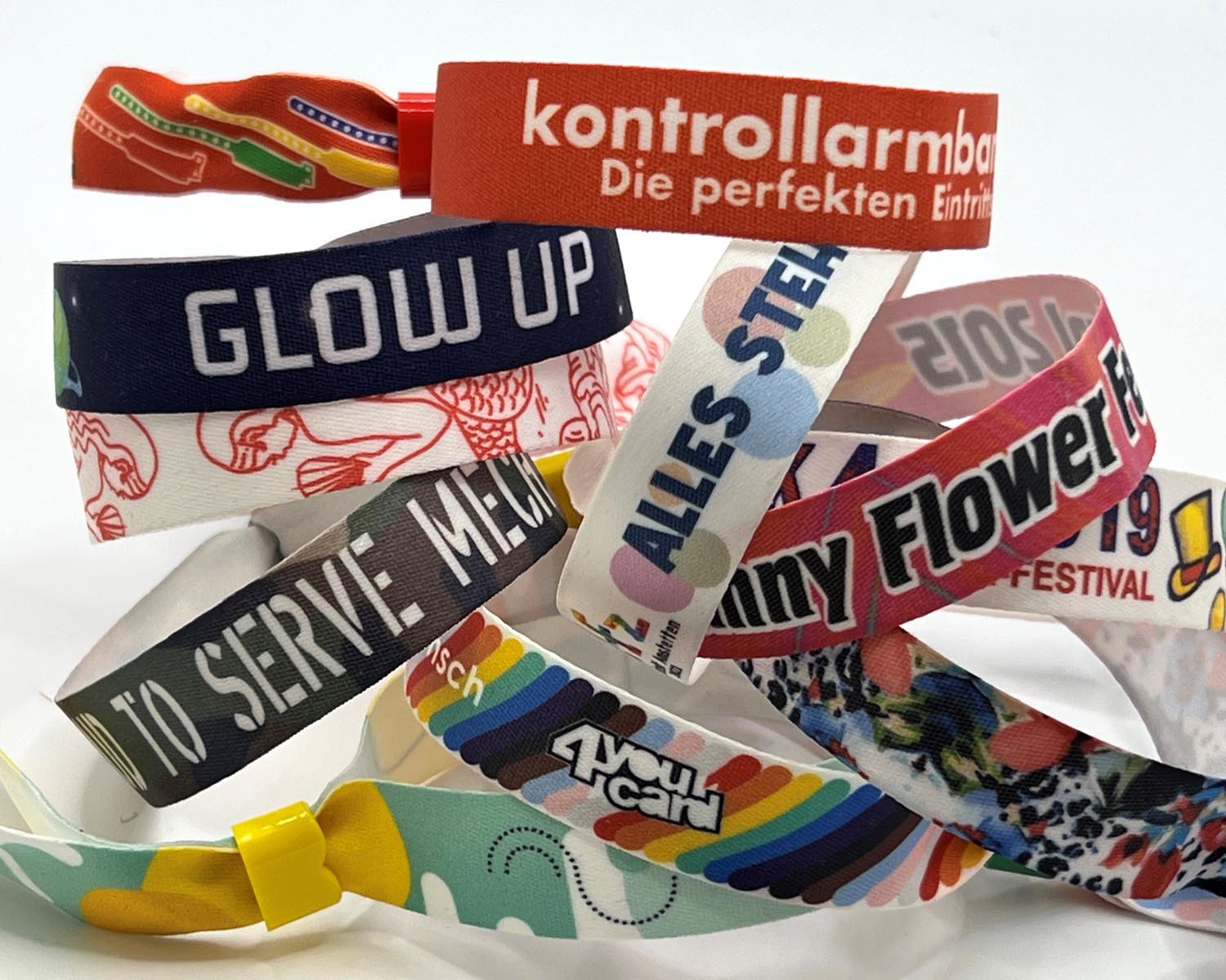 Farbenfrohe Stoffbänder mit eigenem Design für Events